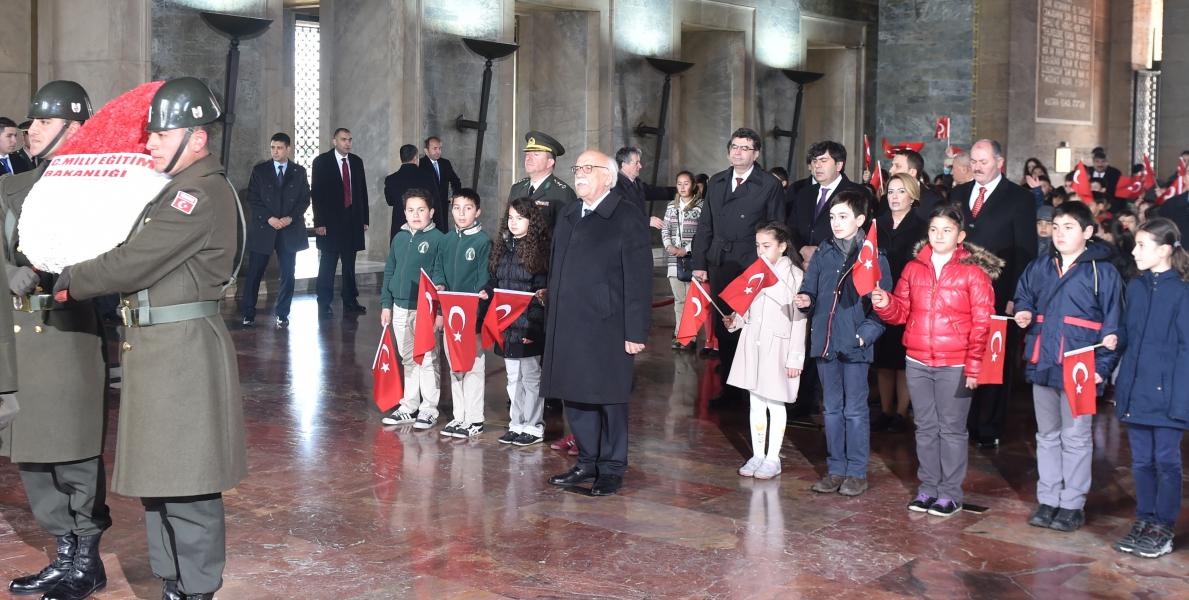 Minister Avcı at Anıtkabir with children