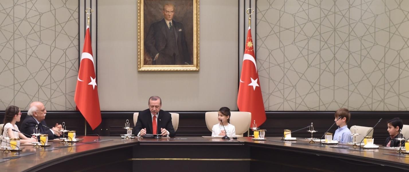 Minister Avcı and children at the Presidential Complex